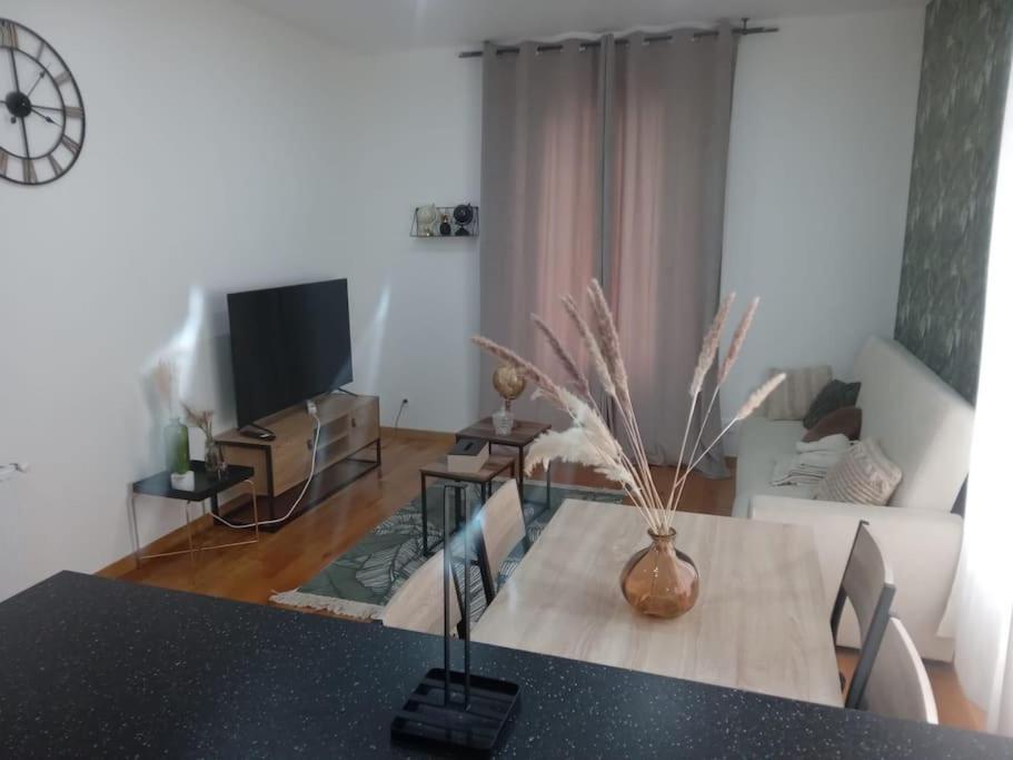 Joli Appartement De Vacances Ecouen Bagian luar foto